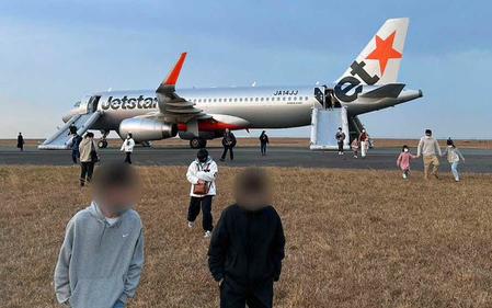 　爆破予告で中部空港に緊急着陸したジェットスターの航空機から脱出した乗客（乗客提供、画像の一部を加工しています）