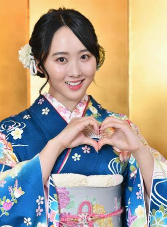 　笑顔でハートマークを作る本田望結