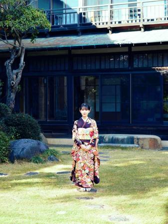 　晴れ着姿を披露する畑芽育（撮影・神藤剛）