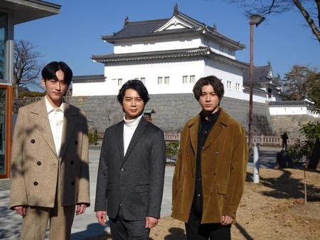 　（左から）駿府城を背に記念撮影する（左から）杉野遥亮、松本潤、山田裕貴