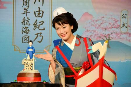 　デビュー３０周年イベントに登場し、記念のケーキと共にポーズをとる市川由紀乃