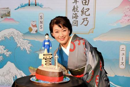 　デビュー３０周年イベントに登場し、記念のケーキに笑顔の市川由紀乃