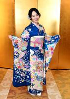 　晴れ着姿を披露した本田望結（撮影・西岡正）