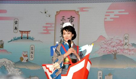 　デビュー３０周年イベントに船の衣装を着て登場した市川由紀乃