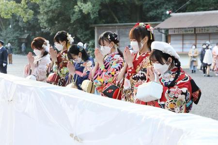 　成人式を迎え手を合わせるＳＫＥ48の新成人メンバー＝愛知・熱田神宮©2023　Ｚｅｓｔ，Ｉｎｃ．／衣装協力・株式会社清水屋