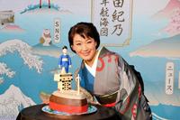 　デビュー３０周年イベントに登場し、記念のケーキに笑顔の市川由紀乃
