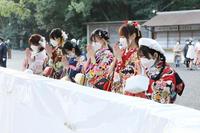 　成人式を迎え手を合わせるＳＫＥ48の新成人メンバー＝愛知・熱田神宮©2023　Ｚｅｓｔ，Ｉｎｃ．／衣装協力・株式会社清水屋