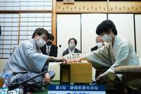 　対局を終え感想戦をする藤井聡太王将（右）と羽生善治九段（代表撮影）