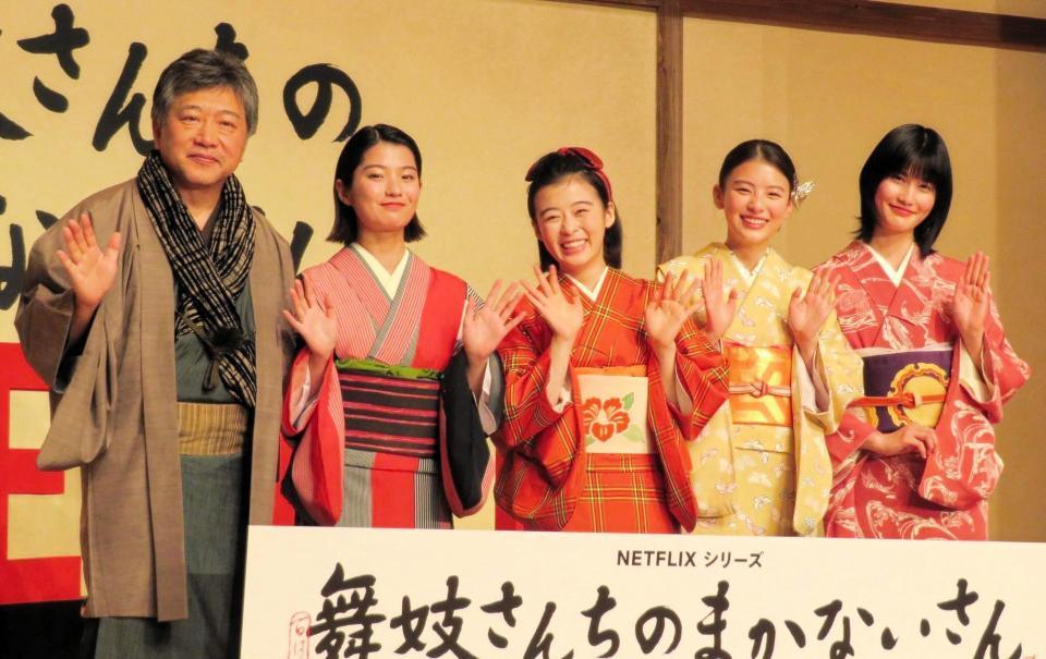 　着物姿で並ぶ（左から）是枝裕和監督、蒔田彩珠、森七菜、出口夏希、橋本愛