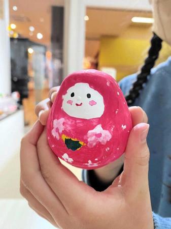 　娘の成長がうれしいダルマの絵付け