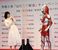 　ウルトラマンと一緒にトークセッションを行う高橋ひかる