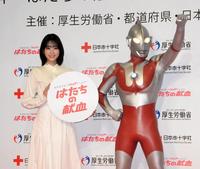 　ウルトラマンと一緒にフォトセッションを行った高橋ひかる