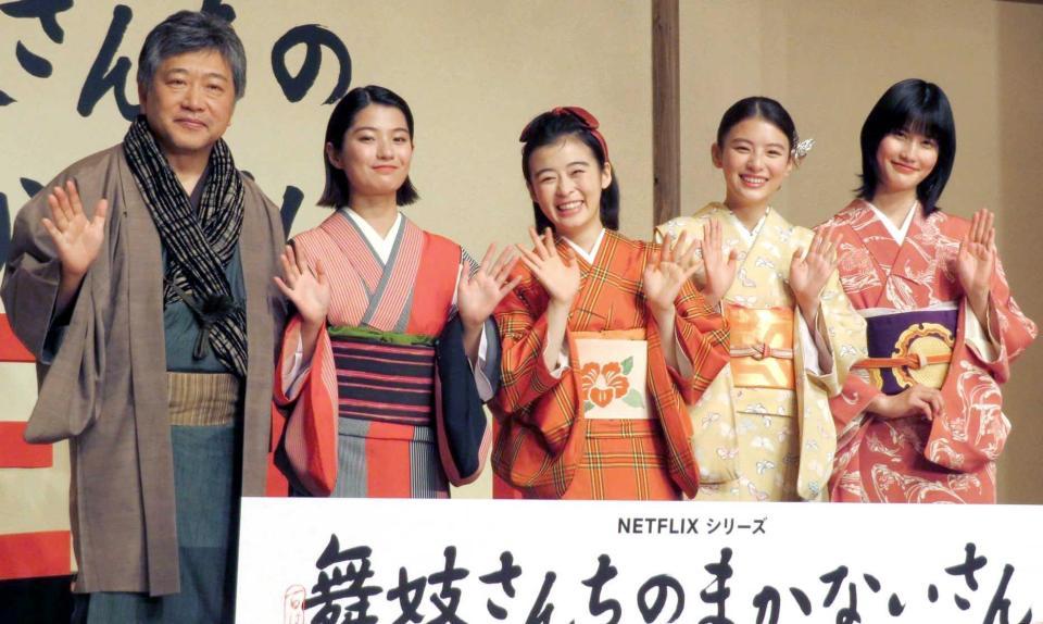 　着物姿で並ぶ（左から）是枝裕和監督、蒔田彩珠、森七菜、出口夏希、橋本愛＝東京・大手町