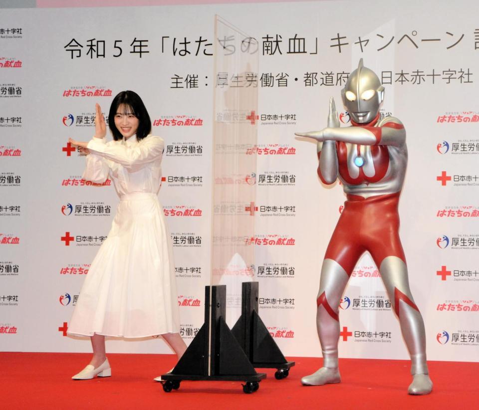 　ウルトラマンと一緒に決めポーズを見せる高橋ひかる