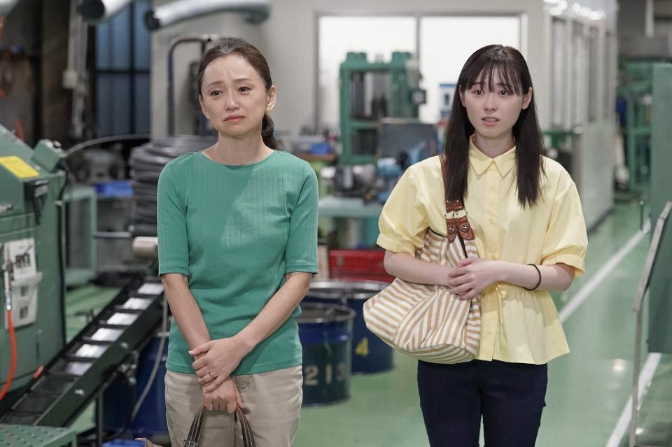 ＩＷＡＫＵＲＡの工場で従業員を見て驚く母・めぐみ（永作博美・左）と舞（福原遥）