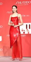 　赤いドレスで登場した森星（撮影・佐々木彰尚）
