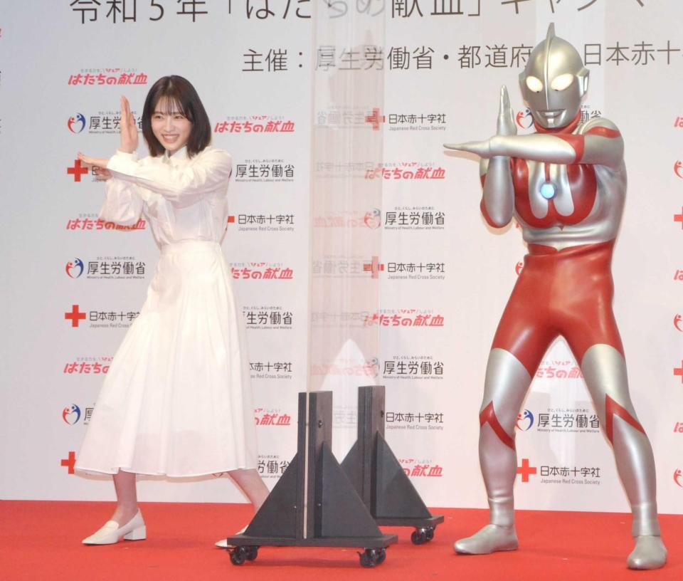 　ウルトラマンと一緒に決めポーズを見せる高橋ひかる