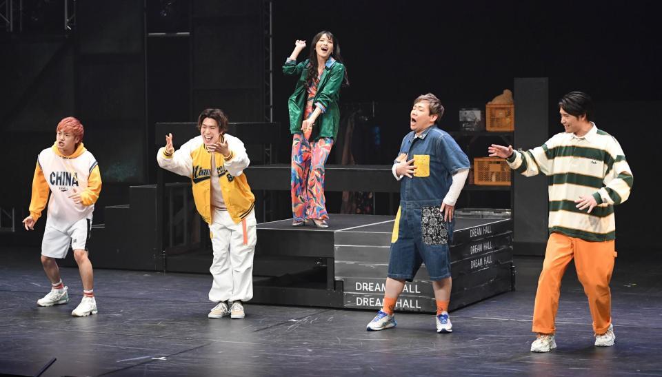 　熱演する（左から）松岡拳紀介、平松賢人、矢島舞美、谷口敏也、勇翔＝東京・新国立劇場（撮影・棚橋慶太）