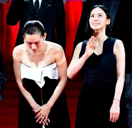 　フォトセッションを終えてあいさつをする綾瀬はるか。右は中谷美紀＝東京・有明の東京ガーデンシアター（撮影・堀内翔）