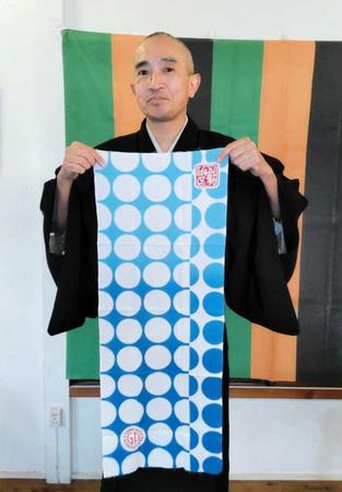　今年用の手ぬぐいを披露する五明樓玉の輔