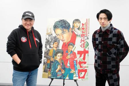 会見に出席したいのうえひでのり氏（左）と三宅健