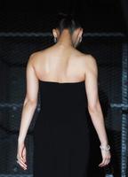 　背中が大きく見えるドレスを着て登場した綾瀬はるか＝東京・有明の東京ガーデンシアター（撮影・堀内翔）