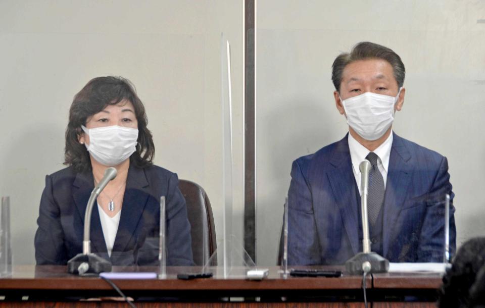 　記者会見する野田聖子前男女共同参画相（左）と夫の文信さん