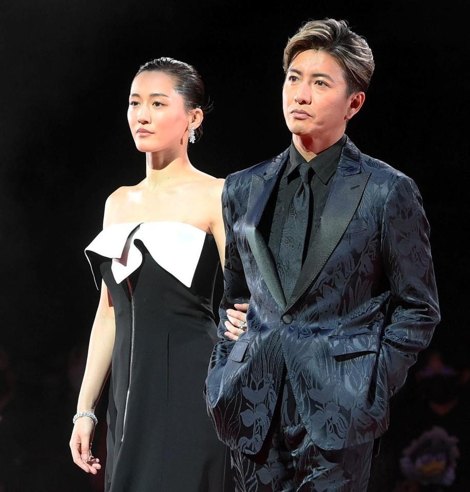 　映画「レジェンド＆バタフライ」ジャパンプレミアに登場した綾瀬はるか（左）、木村拓哉＝東京・有明の東京ガーデンシアター（撮影・堀内翔）