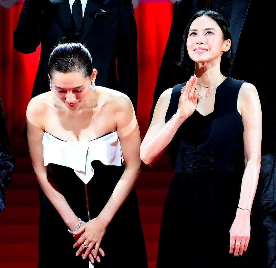 　フォトセッションを終えてあいさつをする綾瀬はるか。右は中谷美紀＝東京・有明の東京ガーデンシアター（撮影・堀内翔）