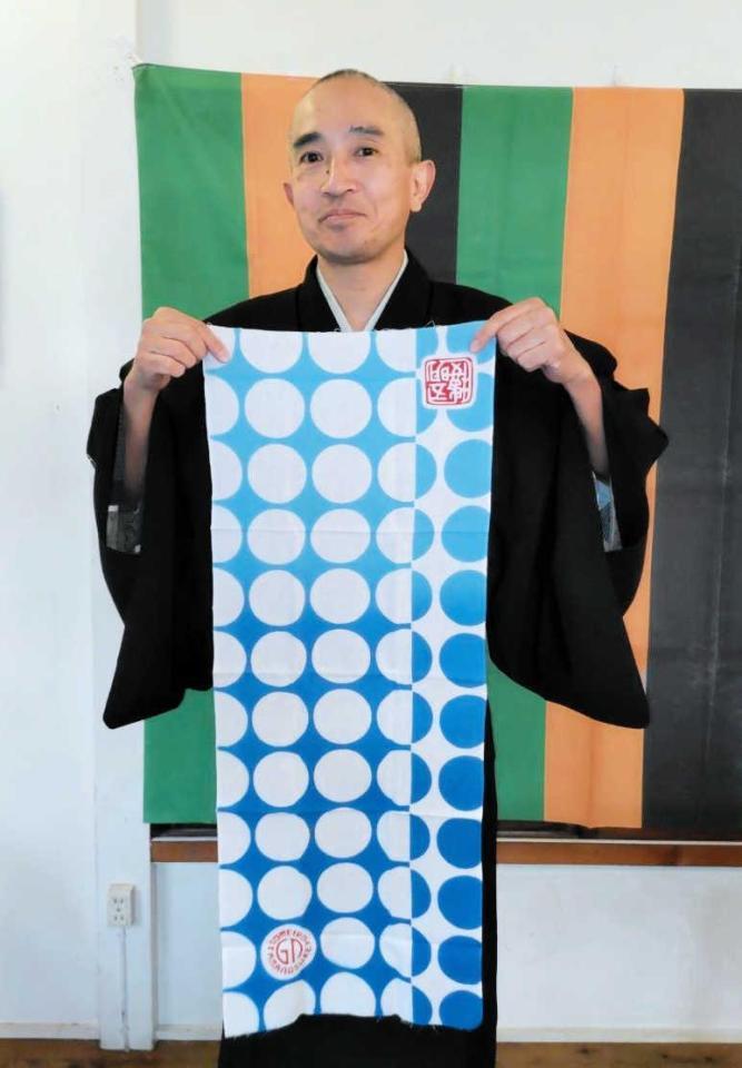 　今年用の手ぬぐいを披露する五明樓玉の輔