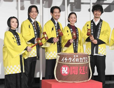 　（左から）Ｓｕｐｅｒｆｌｙ、山崎育三郎、竹野内豊、黒木華、斎藤工