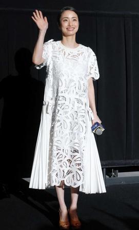 　白のロングワンピース姿で登壇した上戸彩