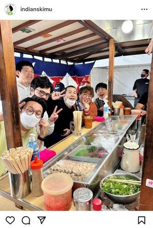 　湯気が上る屋台風ケータリング（インディアンス・きむのインスタグラム＠ｉｎｄｉａｎｓｋｍｕより）