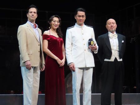 　公開げいこを行った（左から）パックン、珠城りょう、渡辺大、千葉哲也