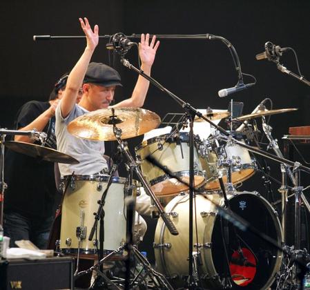 　サディスティック・ミカ・バンドの一夜限りのライブで演奏する高橋幸宏＝２００７年３月