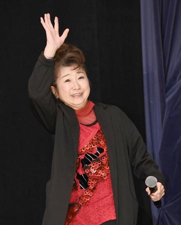 　笑顔で手を振りながら登壇する田中真弓＝丸の内ＴＯＥＩ（撮影・園田高夫）