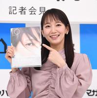 笑顔で写真集をＰＲする吉岡里帆＝スタジオマグ白金台（撮影・園田高夫）