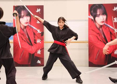 　熱のこもった殺陣を披露する菅井友香（撮影・吉澤敬太）