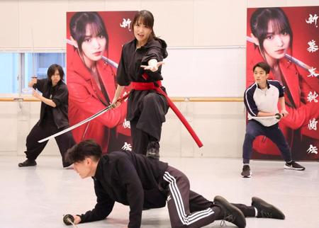 　熱のこもった殺陣を披露する菅井友香（中央）＝撮影・吉澤敬太