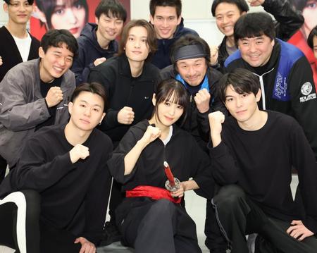 　元気いっぱいにけいこを公開した（前列左から）高橋龍輝、菅井友香、松大航也（撮影・吉澤敬太）