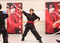 　熱のこもった殺陣を披露する菅井友香（撮影・吉澤敬太）