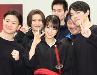 　公開稽古後笑顔を見せる（前列左から）高橋龍輝、菅井友香、松大航也（撮影・吉澤敬太）