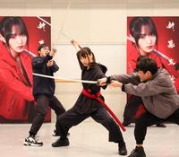 　キレのある殺陣を披露する菅井友香（中央）＝撮影・吉澤敬太