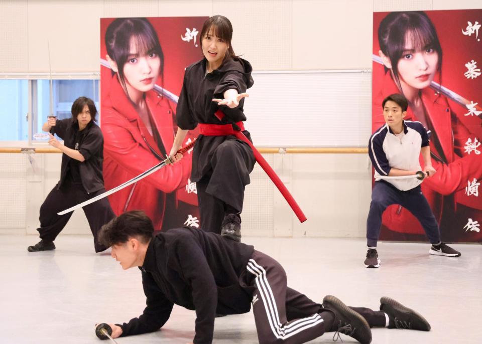 　熱のこもった殺陣を披露する菅井友香（中央）＝撮影・吉澤敬太