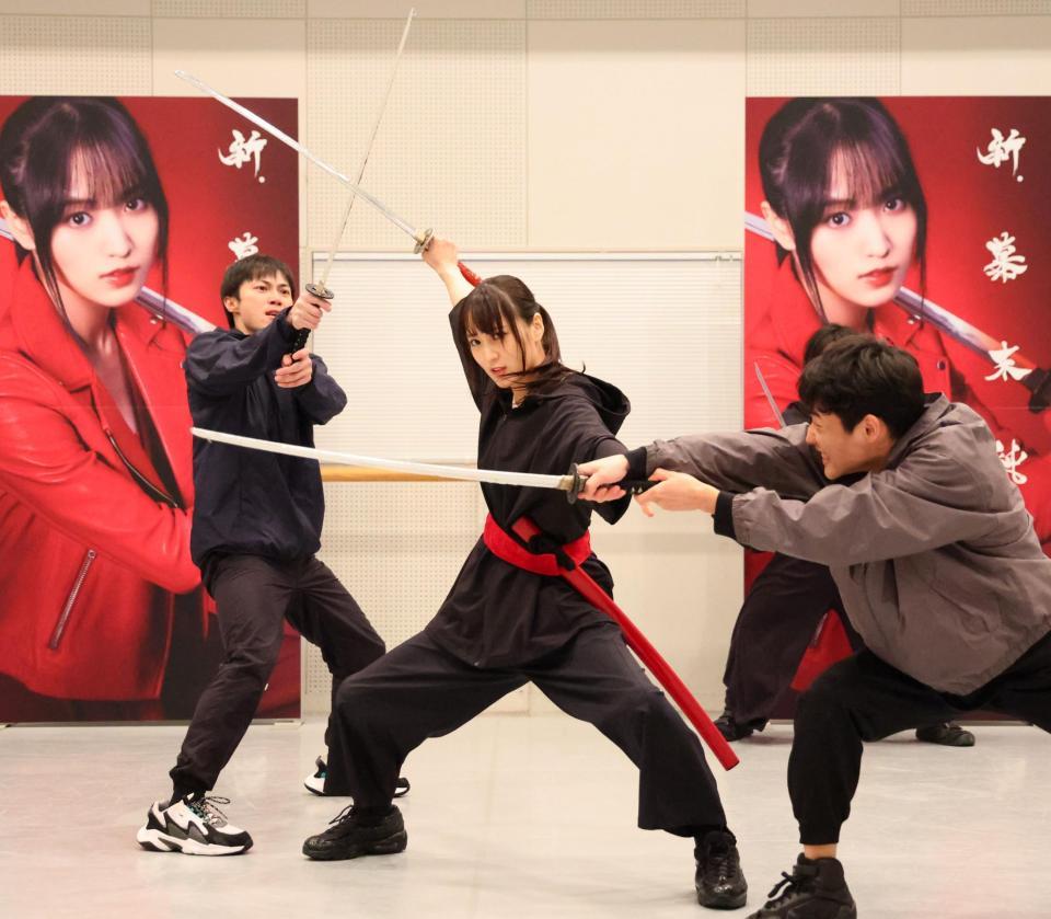 　キレのある殺陣を披露する菅井友香（中央）＝撮影・吉澤敬太