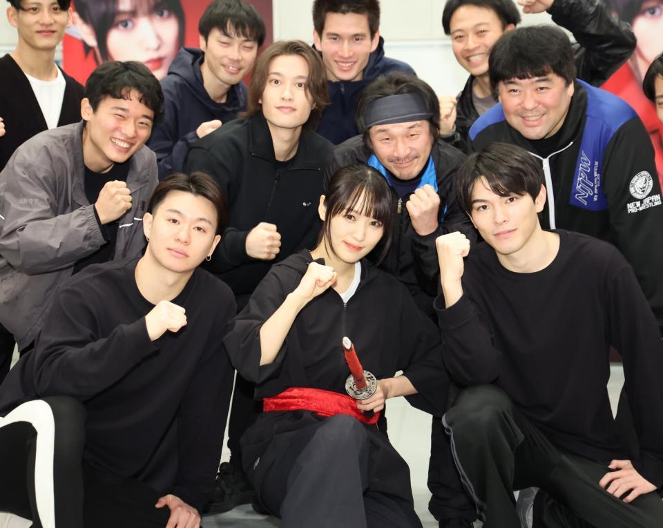 　元気いっぱいにけいこを公開した（前列左から）高橋龍輝、菅井友香、松大航也（撮影・吉澤敬太）