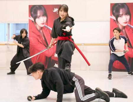 　熱のこもった殺陣を披露する菅井友香（撮影・吉澤敬太）
