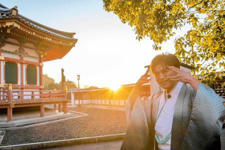 　初日の出を背にポーズを決める新浜レオン