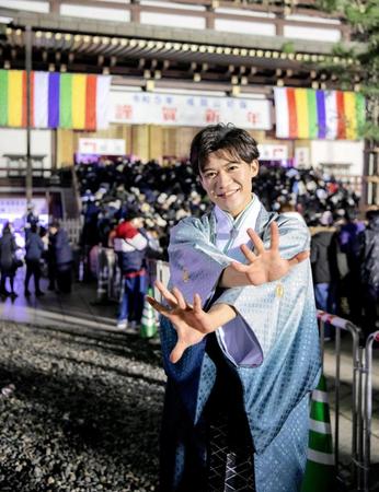 　初詣で新曲のポーズで笑顔を見せる新浜レオン