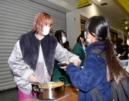 「王林カレー」を振る舞う王林＝神戸市長田区大正筋商店街（撮影・山口登）